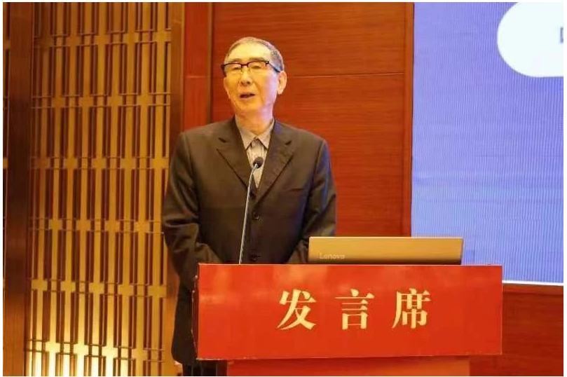 中國橡膠工業(yè)協(xié)會前會長范仁德帶來了“工業(yè)元宇宙與橡膠工業(yè)智能制造”的報告，他在報告中介紹了“元宇宙”是整合多種技術(shù)而產(chǎn)生的新型虛實相融的互聯(lián)網(wǎng)應用，將虛擬世界與現(xiàn)實世界在經(jīng)濟系統(tǒng)上密切融合，并介紹了“元宇宙”在現(xiàn)代工業(yè)中的實際應用。