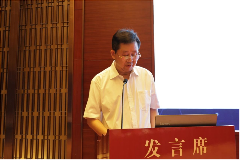 益陽橡機”杯2021-22-23年橡膠機械年會暨科技創(chuàng)新與數(shù)字化制造經(jīng)驗交流會在橡膠機械專委會秘書長陳維芳《沁園春.長沙》的詩朗誦聲中拉開了序幕。由于新冠肺炎疫情，本次年會推遲了3年，所以冠名的年會也跨越了3年。