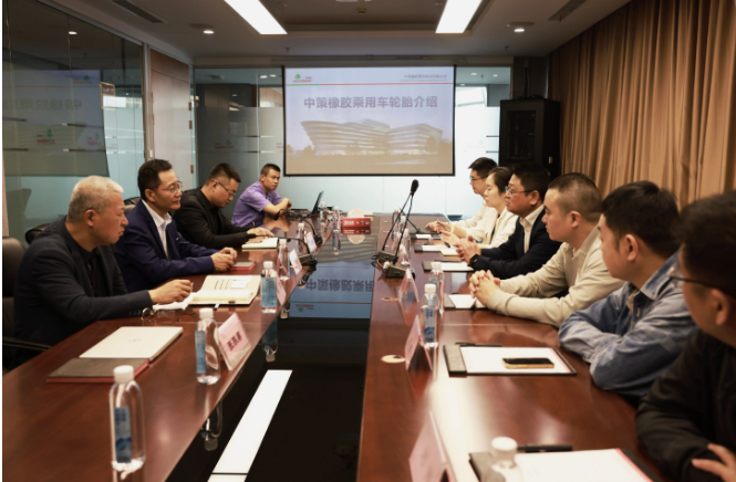 葛總在會晤中表示，中策橡膠集團(tuán)是長安汽車的長期戰(zhàn)略合作伙伴，也是民族品牌陣營中的好伙伴、好戰(zhàn)友，2022年我們?nèi)〉昧溯喬テ髽I(yè)全球排名第八，中國排名第一的優(yōu)異成績，這樣的成績?nèi)〉秒x不開像長安汽車這樣的戰(zhàn)略伙伴的支持與信任。