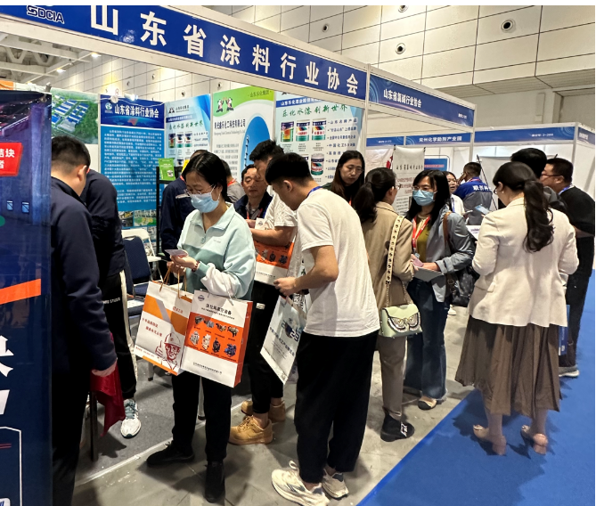 展會(huì)現(xiàn)場(chǎng)，各家企業(yè)展示了自己的技術(shù)創(chuàng)新和產(chǎn)品質(zhì)量，吸引了眾多企業(yè)的咨詢(xún)和洽談。協(xié)會(huì)會(huì)員企業(yè)通過(guò)與同行的深入溝通，更加準(zhǔn)確地把握客戶(hù)的需求和反饋，深入了解了行業(yè)現(xiàn)狀和未來(lái)發(fā)展趨勢(shì)。他們對(duì)生產(chǎn)出更好的產(chǎn)品和提供更滿(mǎn)意的服務(wù)有了更大的信心，為公司產(chǎn)品在銷(xiāo)售和知名度方面進(jìn)一步打開(kāi)了新局面，本次展會(huì)取得了圓滿(mǎn)的成功。在展會(huì)閉幕之際，山東省涂料行業(yè)協(xié)會(huì)參展商企業(yè)與其他同行的深入交流，為行業(yè)的發(fā)展探索出更多的可能性和方向。