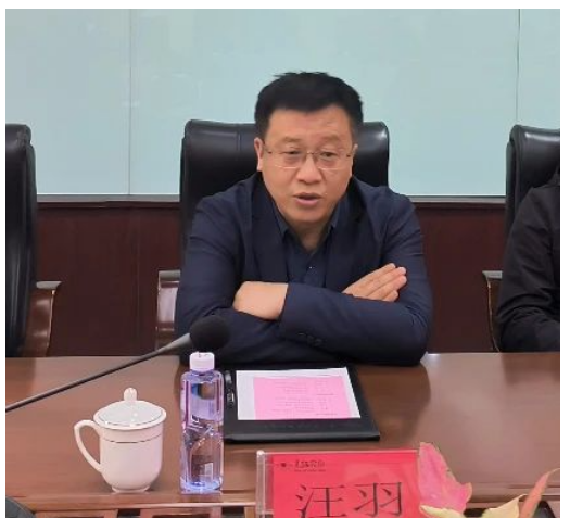 最后，汪羽指出，要嚴格按照黑貓集團和黑貓股份要求，安排好生產經營工作，同時樹立成本觀念，積極調整經營結構，通過降低成本消耗，創(chuàng)造更大經營效益。并強調，要強化新時期干部隊伍建設，注重對基層一線員工的發(fā)掘培養(yǎng)任用，提高對基層一線優(yōu)秀員工的關注度，為更多優(yōu)秀員工搭建好人盡其才的廣闊舞臺，為黑貓集團和股份公司新型多元、轉型升級發(fā)展儲備智慧和力量。