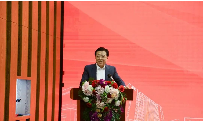 袁仲雪認(rèn)真聽取了工作情況匯報，并對國橡中心后續(xù)的科技創(chuàng)新和人才培養(yǎng)工作進(jìn)行了部署。