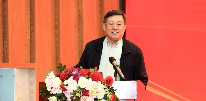 王曉方在發(fā)言中表示，每次來到國橡中心，都會被這里蓬勃向上的精神所鼓舞。中心自成立以來，通過不斷創(chuàng)新探索，推動世界橡膠行業(yè)持續(xù)向前。此次中心第四次工作會議，從基礎(chǔ)研究、人才培養(yǎng)到制度管理，都做了全方位的部署，對于指導(dǎo)下一步工作開展具有重要意義。他希望接受聘書的同事要勇于承擔(dān)責(zé)任，發(fā)揮和繼承中心傳統(tǒng)的奮斗精神。同時，希望大家要有團(tuán)隊精神，相互配合、相互加持。今天中心取得的成就，就是大家共同努力的成果。