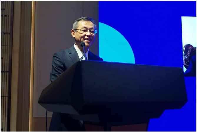 天津中和膠業(yè)股份有限公司董事長馮運表示，當前，全球疫情影響減弱，國內經濟復蘇，但接踵而至的國際貿易保護主義抬頭、國內經濟復蘇乏力、原材料價格上下波動等，都給橡膠制品行業(yè)帶來了很大挑戰(zhàn)，可以說不確定性是這個時期唯一的確定性。在這個充滿不確定的時期，混煉膠產業(yè)面臨更多問題，同時也有著更多的機遇，更有責任為整個行業(yè)的轉型升級作出應有的貢獻。馮運建議企業(yè)通過協會搭建的平臺，發(fā)揮各自的優(yōu)勢，攜手上下游行業(yè)，立足當前，面向未來，深度探討產業(yè)鏈的創(chuàng)新發(fā)展之路，為行業(yè)發(fā)展注入新的活力，共同推動行業(yè)的高質量發(fā)展。