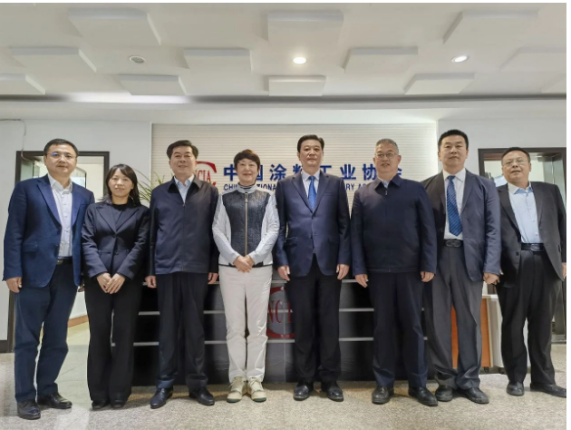 此次會議還邀請了中國涂料工業(yè)協會駐會副會長丁艷梅、秘書長劉杰、副秘書長趙中國、工會主席張瑋航，濮陽市人大常委會工業(yè)園區(qū)工作委員會主任孫連仲，濮陽市人大常委會工業(yè)園區(qū)工作委員會辦公室主任張志杰參加。大家就涂料產業(yè)在濮陽市的發(fā)展方向、升級建設、可持續(xù)發(fā)展等問題進行了深入交流，共同推動涂料產業(yè)在濮陽市的高質量發(fā)展。