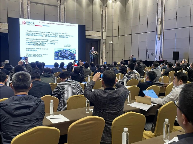 會后，諾博橡膠與主機廠專家展開了深入的研討與交流，重點討論了無框密封技術(shù)及零面差技術(shù)。目前，搭載諾博橡膠無框密封系統(tǒng)產(chǎn)品的閃電貓車型已實現(xiàn)量產(chǎn)，電動Mini、機甲龍等車型已進入SOP階段;搭載該公司Flush door密封系統(tǒng)結(jié)構(gòu)的產(chǎn)品也已開發(fā)完成進入PT階段。