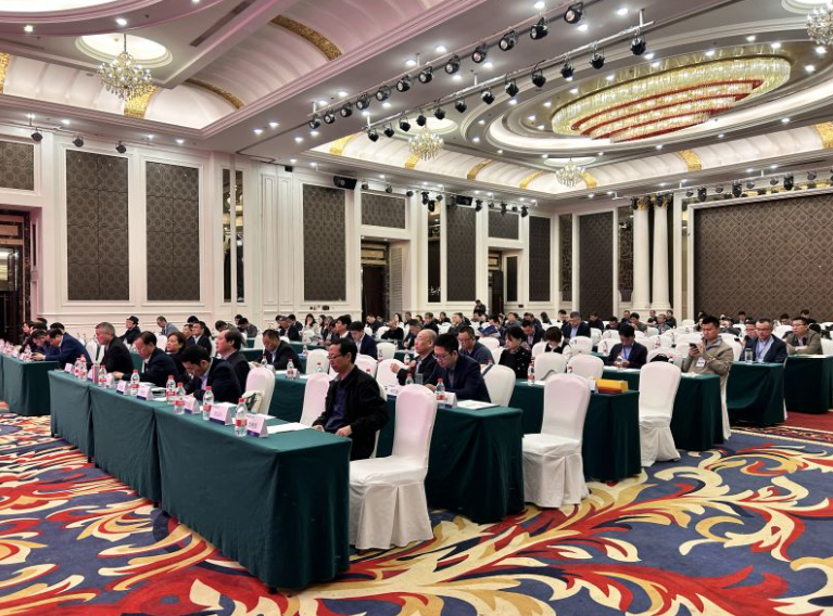 近日，江蘇省涂料行業(yè)協(xié)會(huì)年會(huì)在句容碧桂園鳳凰城酒店舉行，本次年會(huì)的主題為“突破自我，穩(wěn)步創(chuàng)新”。會(huì)議邀請(qǐng)了近百家涂料企業(yè)和200余位行業(yè)嘉賓參加，共同探討江蘇省涂料行業(yè)的發(fā)展方向和未來(lái)的發(fā)展計(jì)劃。