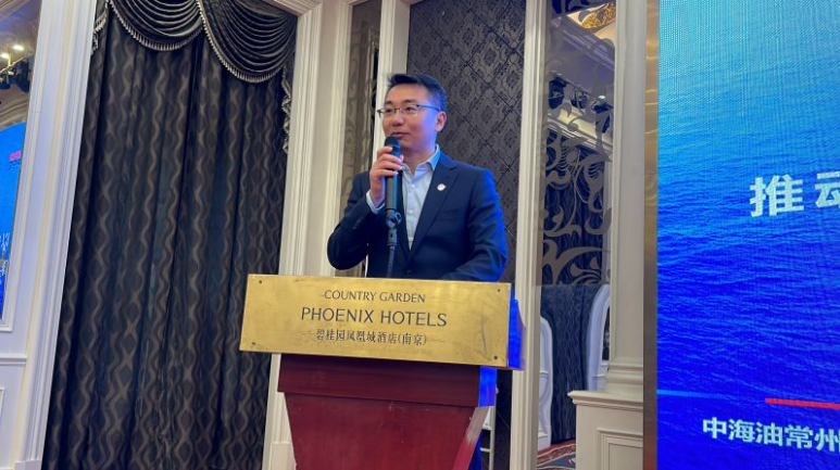 本次年會(huì)共設(shè)置了多個(gè)議題，中海油常州涂料化工研究院有限公司董事長(zhǎng)高楊作《以守正創(chuàng)新推動(dòng)涂料行業(yè)高質(zhì)量發(fā)展》演講，他表示常州涂料院守科研院所精神之正、創(chuàng)現(xiàn)代企業(yè)制度之新，形成了自己企業(yè)發(fā)展的思路。未來(lái)常住院將緊扣主責(zé)主業(yè)，突出核心能力建設(shè)，著力推動(dòng)科技創(chuàng)新;努力探索“低碳”轉(zhuǎn)型方向，融入海油發(fā)展“碳中和”產(chǎn)業(yè)鏈，推動(dòng)涂料新材料業(yè)務(wù)實(shí)現(xiàn)高質(zhì)量可持續(xù)發(fā)展，致力于打造中國(guó)涂料新材料行業(yè)“碳中和” 領(lǐng)軍企業(yè)。