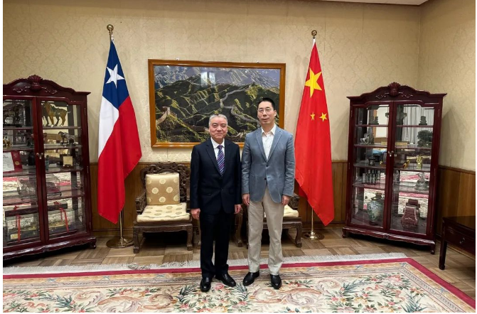 寶通科技董事長(zhǎng)包志方一行正在南美進(jìn)行考察訪問。4月26日，他們?cè)谥抢袊笫桂^受到了牛清報(bào)大使的接見，并就一系列共同關(guān)心的問題交換了意見。