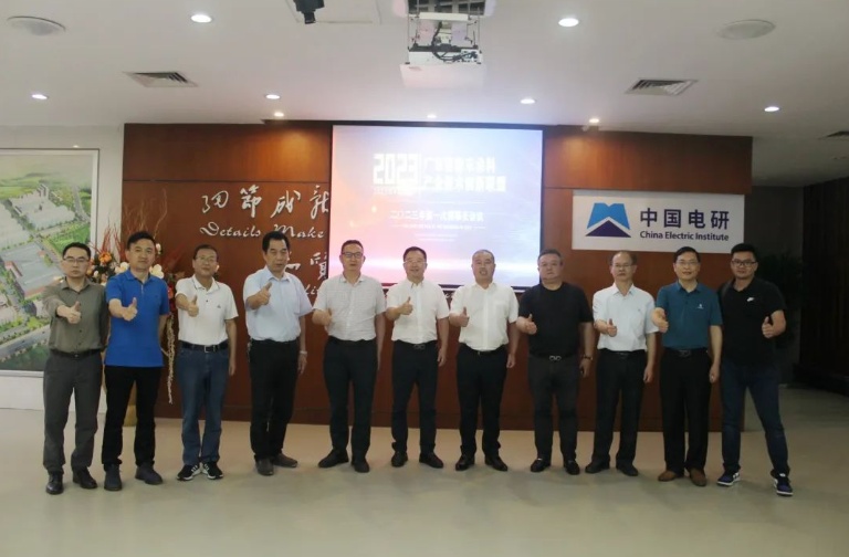 粉末涂料作為一種環(huán)保涂料，未來發(fā)展前景良好，但存在行業(yè)準入門檻較低、產(chǎn)能嚴重過剩、中低端粉末涂料同質(zhì)化嚴重、價格競爭激烈等弊病，嚴重制約著行業(yè)的發(fā)展。因此，會議呼吁骨干企業(yè)加大研發(fā)投入，加強科技創(chuàng)新，開發(fā)和尋找粉末涂料新興應(yīng)用領(lǐng)域，如預(yù)涂卷材、集裝箱、新能源等。同時，應(yīng)充分發(fā)揮聯(lián)盟內(nèi)部產(chǎn)業(yè)鏈優(yōu)勢，促進產(chǎn)學(xué)研用一體化發(fā)展，營造良好的協(xié)同發(fā)展生態(tài)。