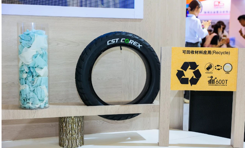 正新將ESG永續(xù)材料技術應用到了適配E-MOPED的輪胎產(chǎn)品CST COREX中，使得輪胎更輕量化、更環(huán)保。該產(chǎn)品采用輕量化60TPI膚邊胎體設計，使輪胎重量減輕15%，每條輪胎可減少0.72KG的CO2排放，同時輪胎的滾動阻力降低10%以上。采用稻谷殼白煙配方，每條輪胎可減少1.07KG CO2排放。