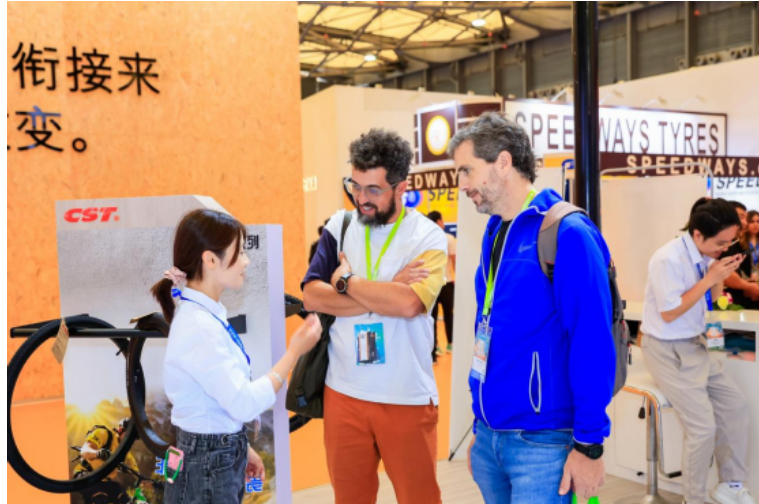 作為展會上備受關注的企業(yè)之一，正新輪胎吸引了眾多采購商的關注。據(jù)炭黑產(chǎn)業(yè)網(wǎng)了解，各國核心客戶對正新輪胎的新產(chǎn)品表示了極大的興趣，紛紛駐足觀看，洽談合作。此外，正新輪胎還展出了行銷全世界100多個國家的自行車輪胎主力產(chǎn)品，包括E-BIKE、SMALL WHEEL、ROAD/GRAVEL、MTB、CITY、SAKURA、TUBES、BROWNS FAMILY、DK40等多樣化系列產(chǎn)品。