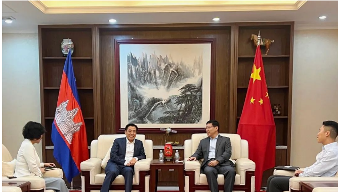 中國國橡中心主任袁仲雪在柬埔寨金邊拜訪了中國駐柬埔寨大使王文天。