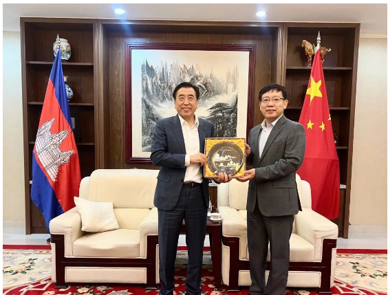 據(jù)了解，這次訪問也為國橡中心的國際化進程注入了新的動力。國橡中心將在柬埔寨打造天然膠生產基地，利用先進技術和產業(yè)鏈協(xié)同優(yōu)勢，提高橡膠生產效率和質量，為全球客戶提供更加優(yōu)質的橡膠產品。同時，國橡中心的投資也將促進柬埔寨本土橡膠企業(yè)的發(fā)展，提高當?shù)氐漠a業(yè)水平和競爭力。
