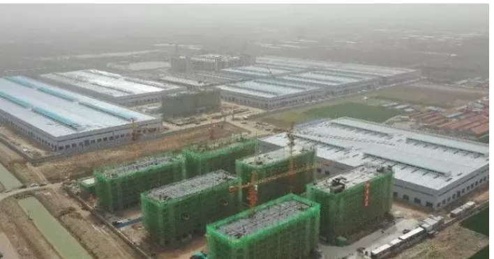 據(jù)了解，該項目由青島環(huán)球輸送帶有限公司投資建設，總投資30億元，占地780畝，主要從事各種規(guī)格、型號的抗撕裂高強力輸送帶生產(chǎn)。項目一期已于今年4月竣工投產(chǎn)，而項目二期則在快速建設之中。