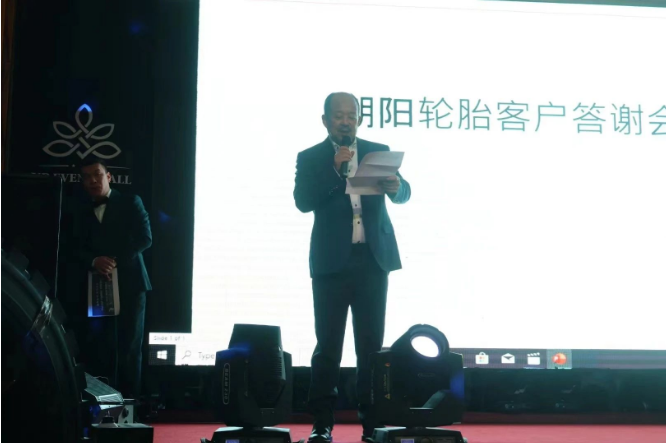 此外，蒙古中華總商會(huì)監(jiān)事長(zhǎng)席剛也在大會(huì)上發(fā)言，他為朝陽(yáng)輪胎蒙古經(jīng)銷商大會(huì)的成功召開表示祝賀，并向中策橡膠集團(tuán)股份有限公司進(jìn)入全球輪胎制造企業(yè)前八名表示衷心祝賀。