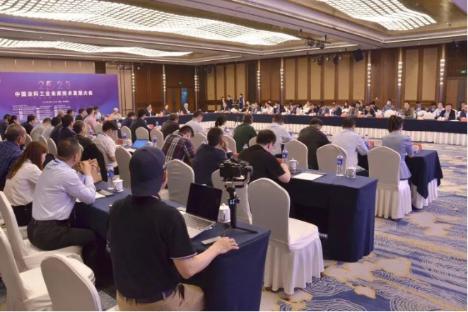 隨后，來自復旦大學、江南大學、中山大學、長春工業(yè)大學等多所高校以及中海油常州涂料化工研究院等科研機構的代表們紛紛介紹了他們在涂料行業(yè)中的最新研究成果、創(chuàng)新人才培養(yǎng)、科技成果轉化以及未來發(fā)展規(guī)劃等內(nèi)容。