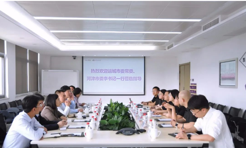據(jù)了解，李曉武一行在現(xiàn)場聽取了黑貓股份特種炭黑事業(yè)部關(guān)于經(jīng)營發(fā)展、戰(zhàn)略布局、市場開拓以及技術(shù)研發(fā)等方面的情況介紹。在聽取過程中，他們對企業(yè)的經(jīng)營戰(zhàn)略、團隊素質(zhì)以及行業(yè)影響力等方面給予了充分肯定。與此同時，李曉武還向企業(yè)介紹了河津市良好的政商環(huán)境，并表達了對企業(yè)良好發(fā)展的期望和支持。