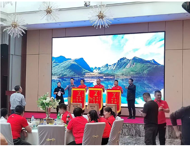 中策橡膠乘用車胎銷售部吉林區(qū)域經(jīng)理肖強強介紹了渠道政策，并強調(diào)中策將提供各項保障。1號產(chǎn)品在各個方面的突破為全面的發(fā)展帶來了巨大的飛躍。除了產(chǎn)品方面的支持外，中策還將從多個維度幫助零售商提升競爭力，賦能萬千輪胎人。中策承諾通過渠道的全面支持，幫助門店實現(xiàn)快速進步與成長，使更多同行者能夠在頂峰相遇。