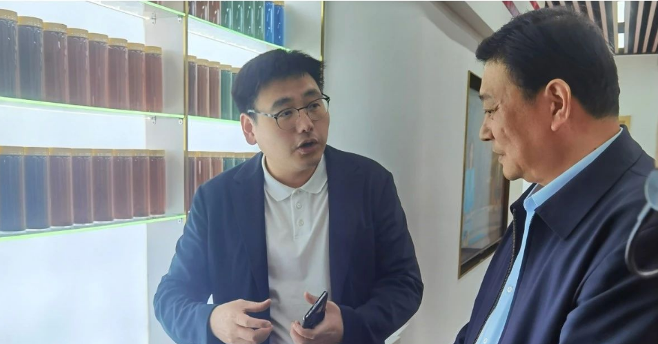 在座談會結(jié)束后，劉會長在單淼總經(jīng)理的陪同下參觀了宇星科技的展示廳和智能示范車間。宇星科技作為高端氧化鐵制造商，近年來在高端涂料應用方面取得了突破，推出了一系列創(chuàng)新產(chǎn)品，包括高著色強度氧化鐵、低吸油量氧化鐵和易分散氧化鐵。這些成果離不開宇星科技與江南大學等高校的緊密合作。宇星科技始終強調(diào)科技創(chuàng)新的重要性，與高校開展產(chǎn)學研合作，加強原創(chuàng)性和引領(lǐng)性科技攻關(guān)，促進科技成果的轉(zhuǎn)化和產(chǎn)業(yè)化水平的提高。