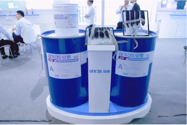集泰股份的展位熱鬧非凡，吸引了中國(guó)建筑玻璃與工業(yè)玻璃協(xié)會(huì)領(lǐng)導(dǎo)以及來自武漢、河南、廣東、山東、四川、重慶等多省市的參觀團(tuán)隊(duì)的到訪。他們與集泰股份工程產(chǎn)品銷售部的領(lǐng)導(dǎo)進(jìn)行了深入交流和詳細(xì)參觀。