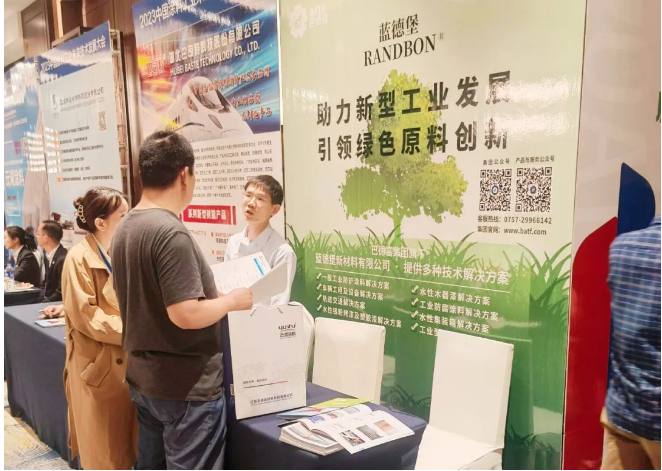 藍(lán)德堡的水性工業(yè)乳液產(chǎn)品廣泛應(yīng)用于普通鋼結(jié)構(gòu)、集裝箱、軌道交通、石化、工程機(jī)械、風(fēng)電、橋梁、船舶、水性木器漆、防火涂料、水性地坪漆等多個(gè)領(lǐng)域。此外，藍(lán)德堡還提供一般工業(yè)防護(hù)涂料、水性木器漆、車輛工程及設(shè)備、工業(yè)防腐涂料、軌道交通、水性集裝箱等解決方案，為客戶提供全方位的技術(shù)支持。