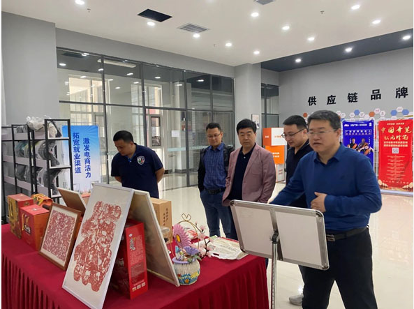 考察團一行還參觀了學(xué)校創(chuàng)新創(chuàng)業(yè)中心的直播電商基地，對該基地的設(shè)施和實踐環(huán)境給予了高度評價。他們認(rèn)為該基地為學(xué)生提供了實踐和創(chuàng)新的平臺，有助于培養(yǎng)創(chuàng)業(yè)精神和實際操作能力。