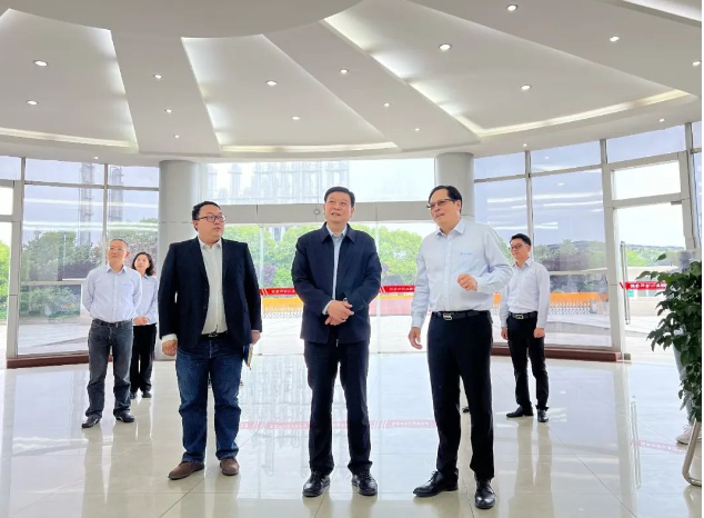 長(zhǎng)江涂料公司熱烈歡迎了中國(guó)涂料工業(yè)協(xié)會(huì)會(huì)長(zhǎng)劉普軍及其隨行領(lǐng)導(dǎo)的到訪。長(zhǎng)江涂料總經(jīng)理張衛(wèi)中代表公司向劉會(huì)長(zhǎng)一行展示了公司的發(fā)展歷程、經(jīng)營(yíng)理念以及在應(yīng)對(duì)各種挑戰(zhàn)方面所采取的措施和方法。