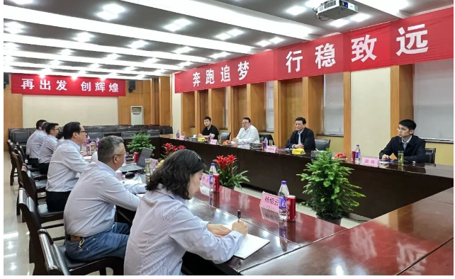 劉普軍會(huì)長(zhǎng)對(duì)長(zhǎng)江涂料公司在綠色轉(zhuǎn)型升級(jí)、高質(zhì)量發(fā)展道路上的努力表示充分肯定和贊許。這次訪問為雙方的交流與合作提供了更好的機(jī)遇，也進(jìn)一步推動(dòng)了中國(guó)涂料行業(yè)的發(fā)展。
