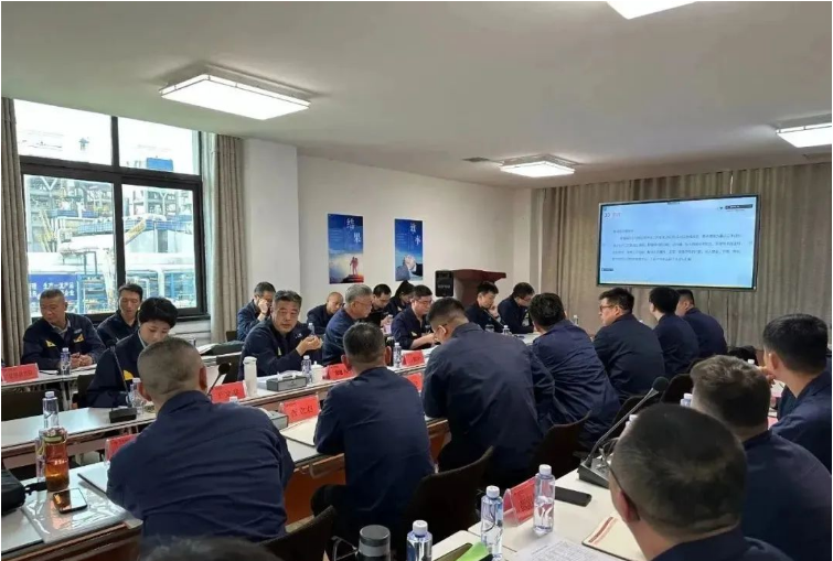 黑貓股份于近日在唐山黑貓舉行了一場高規(guī)格的現(xiàn)場交流會(huì)，該公司黨委副書記、董事長兼總經(jīng)理魏明親臨會(huì)場主持。此次會(huì)議旨在以全面改善黑貓生產(chǎn)管理組織水平為總基調(diào)，通過實(shí)地對標(biāo)和深入交流，進(jìn)一步提升黑貓股份的生產(chǎn)管理水平。