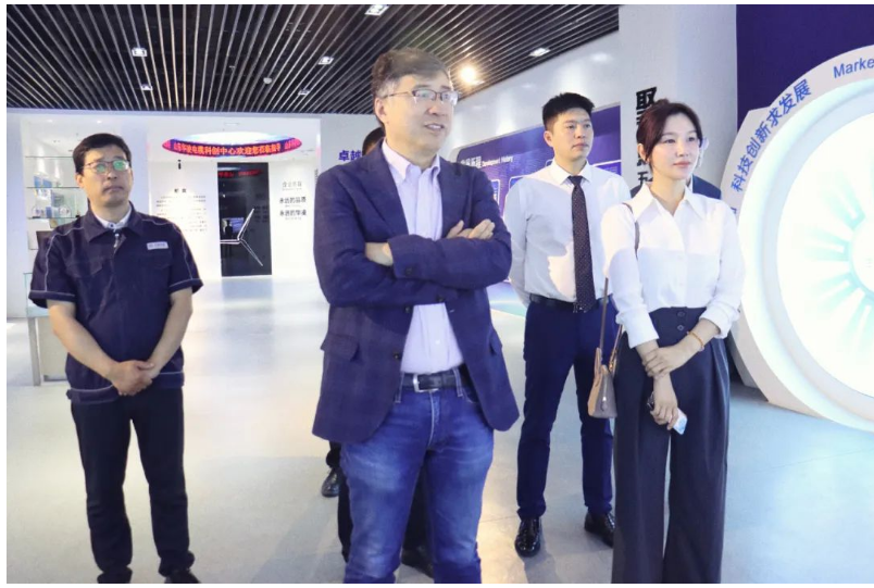 華凌電纜引進(jìn)了白俄羅斯國家科學(xué)院高分子材料技術(shù)，進(jìn)行成果轉(zhuǎn)化和市場化應(yīng)用，填補了國內(nèi)高端技術(shù)和新材料領(lǐng)域的空白，這一舉措得到了考察團(tuán)的一致贊賞。