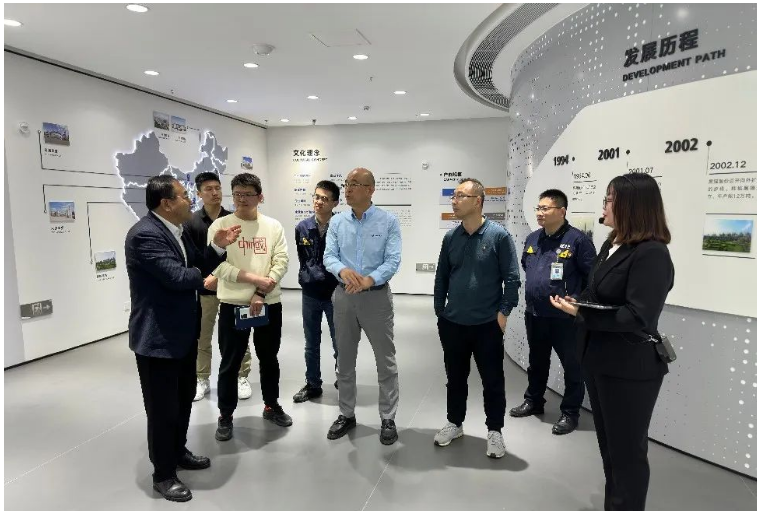 簽約儀式前，專家組先后參觀了青島黑貓研發(fā)中心、檢測中心和中試車間。青島黑貓公司黨支部書記、總經(jīng)理王宏以及相關(guān)研發(fā)團隊向?qū)＜医M介紹了公司的自主研發(fā)項目、與相關(guān)大學合作項目的進展情況，以及產(chǎn)品在輪胎中的應用特性。
