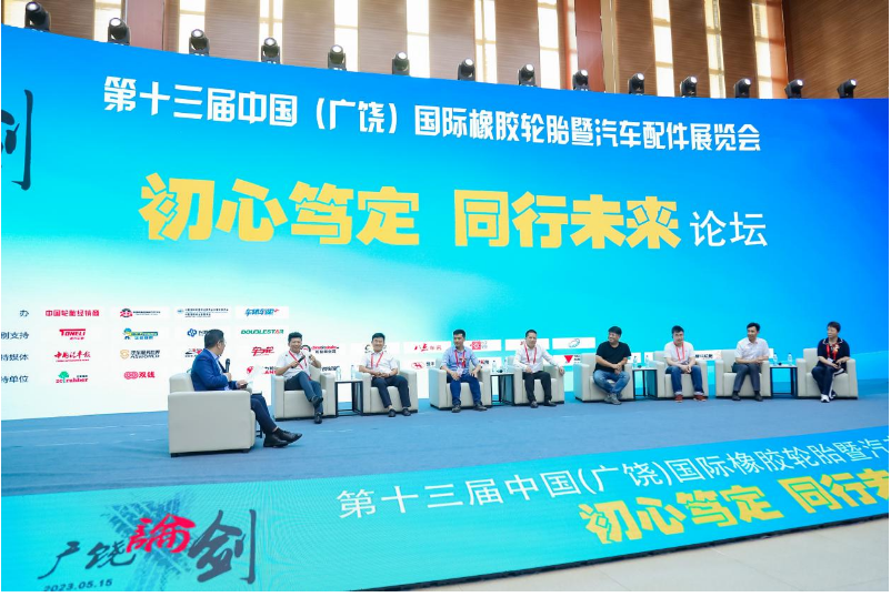 此外，論壇還邀請到了各行業(yè)專家和企業(yè)代表進(jìn)行主題演講和圓桌論壇討論，分享經(jīng)驗(yàn)和探討行業(yè)發(fā)展的機(jī)遇和挑戰(zhàn)。演講嘉賓們就如何建立智慧供應(yīng)鏈、借鑒國外經(jīng)驗(yàn)、進(jìn)行數(shù)字化升級(jí)以及轉(zhuǎn)型發(fā)展等方面提出了寶貴的建議和見解。
