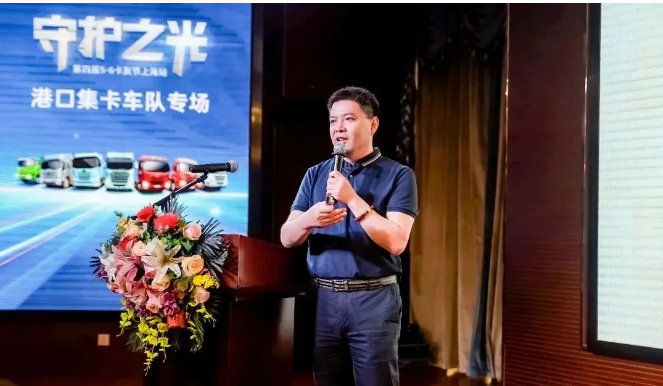 在活動中，雙錢輪胎市場發(fā)展部的錢志強(qiáng)發(fā)表了致辭，分享了雙錢輪胎百年的發(fā)展歷程和品牌的文化理念。他強(qiáng)調(diào)，雙錢輪胎通過智能化工廠和數(shù)字化賦能生產(chǎn)工藝，不僅在國內(nèi)市場上取得了成功，還邁向了國際市場。憑借先進(jìn)的輪胎研發(fā)體系和前沿的新材料應(yīng)用，雙錢輪胎在商用車、乘用車、工程機(jī)械車輛等領(lǐng)域提供覆蓋全面的產(chǎn)品，滿足不同場景下的輪胎需求。