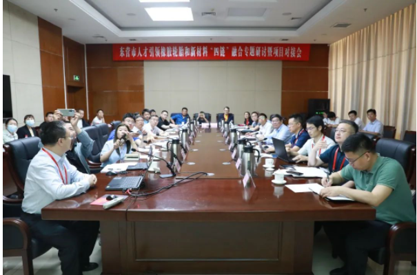 值得一提的是，俄羅斯自然科學院外籍院士、青島市政協(xié)副主席、青島科技大學教授、原副校長劉光燁，華南理工大學教授、聚合物新型成型裝備國家工程研究中心常務副主任何和智(中國工程院院士瞿金平代表)，青島科技大學廣饒橡膠工業(yè)研究院院長林廣義以及山東華盛橡膠有限公司總經理趙瑞青共同為國家級先進橡膠材料與高端綠色輪胎研究院(籌)揭牌。與會專家還作了專題報告。