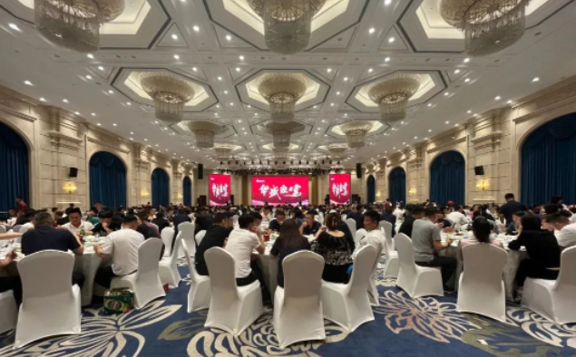 據(jù)了解，為了感謝代理商長期以來對公司的支持，展會期間華盛橡膠集團邀請各地代理商前來參觀，并組織了經(jīng)銷商研討會和晚宴招待，以加強合作關(guān)系。