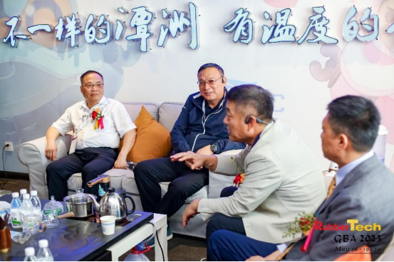 2023大灣區(qū)國(guó)際橡膠技術(shù)展覽會(huì) RubberTech GBA 2023 (以下簡(jiǎn)稱大灣區(qū)橡膠展)，5月18-20日在廣東·佛山潭洲國(guó)際會(huì)展中心召開(kāi)，本次展會(huì)展出面積突破1萬(wàn)平方米，參展企業(yè)120余家。大灣區(qū)橡膠展作為中國(guó)石化行業(yè)展覽集群“中國(guó)石化產(chǎn)業(yè)周”成員展會(huì)，母展品牌RubberTech China的前哨站、繼續(xù)聯(lián)合“2023大灣區(qū)國(guó)際膠粘劑、密封劑及涂料涂裝展覽會(huì)” 同期同地舉辦。以“粵港澳大灣區(qū)”為基點(diǎn)，在華南地區(qū)更為廣袤的區(qū)域進(jìn)行行業(yè)縱深探索。