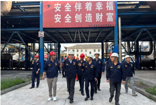 會(huì)議結(jié)束后，盛旺喜一行還實(shí)地考察了濟(jì)寧黑貓公司的黨建活動(dòng)室、炭黑車間、儲(chǔ)運(yùn)中心、動(dòng)力車間和精制車間等地，詳細(xì)了解了生產(chǎn)管理、工藝控制和設(shè)備運(yùn)行等情況。與此同時(shí)，他們還考察了時(shí)聯(lián)黑貓投資項(xiàng)目的運(yùn)營(yíng)情況，并就下一步的工作提出了具體要求。