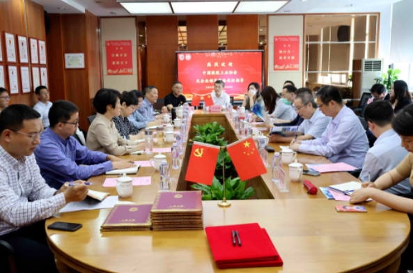 上海大學(xué)與中國橡膠工業(yè)協(xié)會輪胎分會戰(zhàn)略合作簽約儀式在上海大學(xué)環(huán)境與化學(xué)工程學(xué)院成功舉行。這次校地企強強聯(lián)合的合作將推動產(chǎn)業(yè)鏈和創(chuàng)新鏈的深度融合。