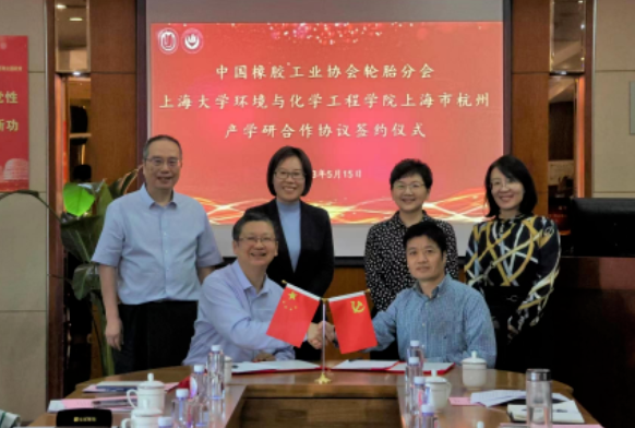 會議上，環(huán)化學(xué)院常務(wù)副院長王勇與輪胎分會秘書長史一峰代表雙方簽署了戰(zhàn)略合作協(xié)議。隨后，還舉行了資源與環(huán)境專業(yè)博士生導(dǎo)師及行業(yè)導(dǎo)師聘任儀式。