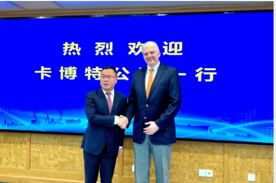 近日卡博特公司執(zhí)行副總裁、功能性補(bǔ)強(qiáng)材料業(yè)務(wù)總裁、數(shù)字化運營總裁兼美洲地區(qū)總裁霍博特先生(Bart Kalkstein)一行訪問了閔行區(qū)委陳宇劍書記等有關(guān)領(lǐng)導(dǎo)。在會晤中，雙方領(lǐng)導(dǎo)互相表示了合作和支持的意愿。