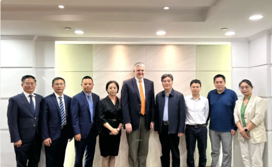 據(jù)了解，會(huì)議上還有上海市發(fā)改委能源處、產(chǎn)業(yè)處以及資源節(jié)約和環(huán)境保護(hù)處的相關(guān)領(lǐng)導(dǎo)出席?？ú┨毓靖笨偛谩⒅袊?guó)區(qū)董事總經(jīng)理及功能性補(bǔ)強(qiáng)材料中國(guó)區(qū)業(yè)務(wù)總監(jiān)王維琤女士、亞太區(qū)制造管理、中國(guó)區(qū)企業(yè)事務(wù)以及上海工廠的相關(guān)負(fù)責(zé)人也參加了會(huì)議。