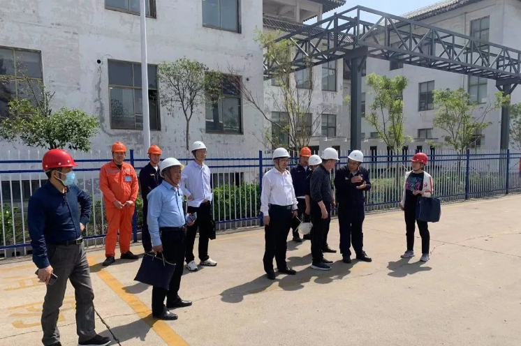山東省生態(tài)環(huán)境廳應(yīng)急與輿情處二級調(diào)研員郭振寶率領(lǐng)督導(dǎo)組到濟(jì)寧黑貓，開展了一次生態(tài)環(huán)境安全風(fēng)險(xiǎn)督導(dǎo)工作。此次督導(dǎo)活動(dòng)得到了濟(jì)寧市生態(tài)環(huán)境局金鄉(xiāng)縣分局局長李俊濤、園區(qū)管委會副主任李登華以及濟(jì)寧黑貓相關(guān)領(lǐng)導(dǎo)的陪同。