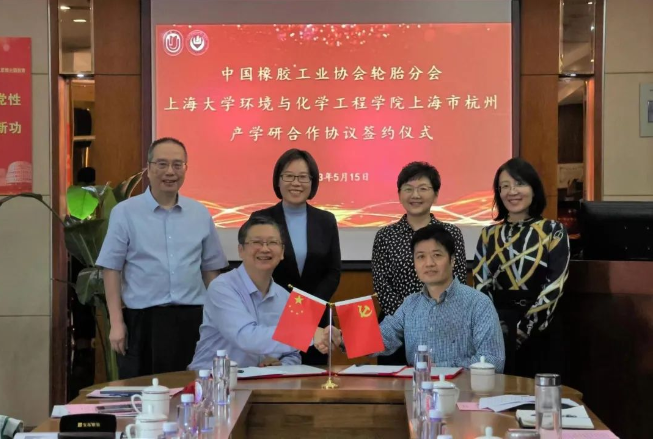 上海大學(xué)&中橡協(xié)輪胎分會(huì)，戰(zhàn)略合作 座談會(huì)上，焦正處長(zhǎng)表示，上海大學(xué)與中國(guó)橡膠工業(yè)協(xié)會(huì)輪胎分會(huì)之間的產(chǎn)學(xué)研深度合作，必將為橡膠行業(yè)帶來更廣闊的發(fā)展機(jī)遇和更高質(zhì)量的發(fā)展前景。隨后，與會(huì)雙方共同觀看了上海大學(xué)的介紹短片。上海大學(xué)環(huán)化學(xué)院副院長(zhǎng)李莉從學(xué)院的師資隊(duì)伍、研究方向、科研成果等方面介紹了學(xué)院的科研實(shí)力，并對(duì)學(xué)院與中國(guó)橡膠工業(yè)協(xié)會(huì)輪胎分會(huì)共同合作推動(dòng)輪胎行業(yè)的創(chuàng)新發(fā)展表示期待。中策橡膠股份有限公司高級(jí)副總裁張利民介紹了中國(guó)輪胎行業(yè)的現(xiàn)狀和未來發(fā)展方向，并表示希望高校的學(xué)術(shù)研究?jī)?yōu)勢(shì)和企業(yè)的實(shí)踐經(jīng)驗(yàn)?zāi)軌驗(yàn)檩喬バ袠I(yè)的升級(jí)發(fā)展做出更多貢獻(xiàn)。
