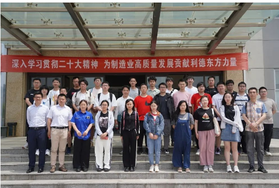 師生們在參觀過程中對利德東方展示的智能工廠建設(shè)成果贊嘆不已。南京大學(xué)化學(xué)化工學(xué)院人力資源總監(jiān)徐霞表示，通過這次參觀，希望能夠加深師生們對利德東方及高分子專業(yè)的理解，并為自己的學(xué)習(xí)計(jì)劃明確方向。
