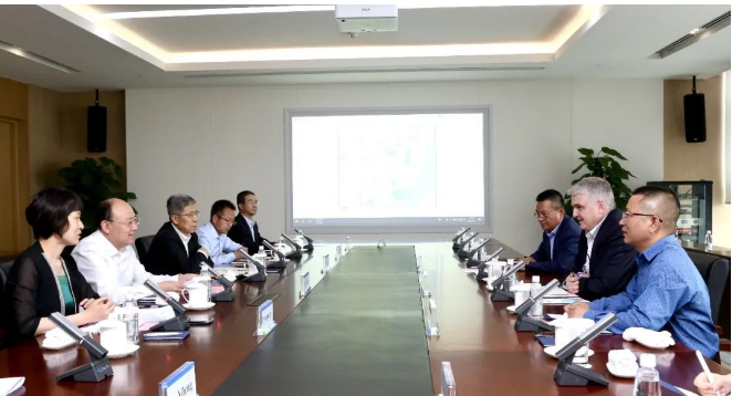 卡博特公司執(zhí)行副總裁、功能性補強材料業(yè)務(wù)總裁、數(shù)字化運營總裁兼美洲地區(qū)總裁霍博特先生(Bart Kalkstein)一行拜訪了天津經(jīng)濟技術(shù)開發(fā)區(qū)管委會(TEDA)尤天成書記等有關(guān)領(lǐng)導(dǎo)，雙方就卡博特在天津經(jīng)開區(qū)的可持續(xù)發(fā)展等議題進行了友好交流。