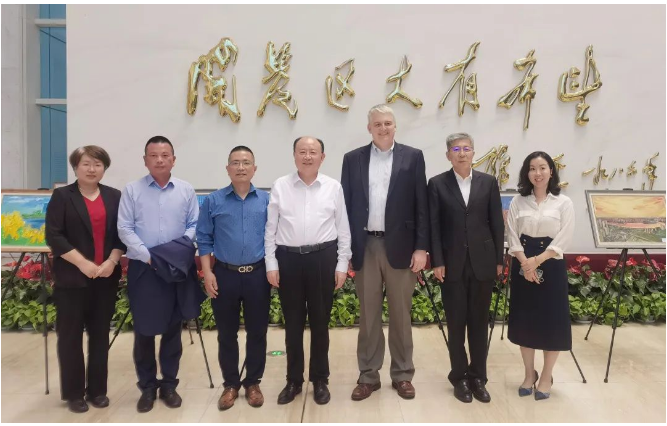 會議中還出席了經(jīng)開區(qū)馬建軍副主任、經(jīng)開區(qū)南港投促辦、北部片區(qū)管理局、泰達產(chǎn)發(fā)集團等相關(guān)領(lǐng)導(dǎo)?？ú┨刂袊澳蟻喌貐^(qū)制造總監(jiān)畢德清先生、天津工廠及天津高性能電池材料工廠總經(jīng)理喻照華先生等卡博特相關(guān)負責(zé)人也參加了會議。