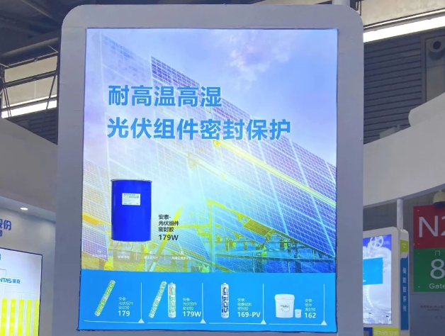 集泰股份近期在光伏膠市場取得了顯著的成績。僅在2022年，該公司兩條新的光伏膠產線正式投產，年產能達到2.88萬噸，能夠滿足光伏新能源下游客戶未來的供貨需求，鞏固了其在行業(yè)中的優(yōu)勢地位。隨著新產線產能的逐步釋放，集泰股份在光伏領域的業(yè)績顯著提升，并與晶科能源、正信光電、天合光能等行業(yè)龍頭企業(yè)達成合作，其在行業(yè)中的認可度迅速提高。