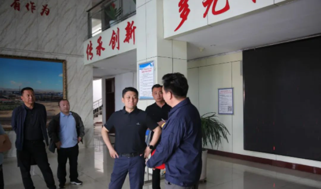 烏海市海南區(qū)區(qū)委副書記、政府區(qū)長白春雷，以及其他幾位副區(qū)長、政府辦公室主任和部門負(fù)責(zé)人，對烏海黑貓的經(jīng)濟(jì)運(yùn)行和生產(chǎn)建設(shè)運(yùn)營情況進(jìn)行了實(shí)地考察。