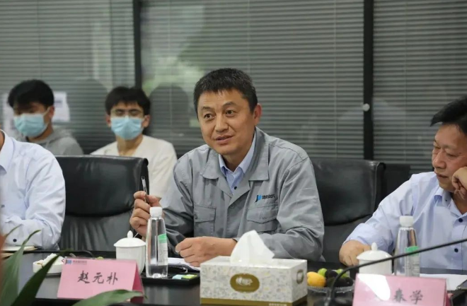 會議伊始，主持人趙元樸對各位領(lǐng)導(dǎo)、嘉賓的到來表示熱烈歡迎和致以誠摯謝意。他表示，建新博士后工作站以規(guī)范管理、嚴(yán)格要求、勇于創(chuàng)新、追求卓越為宗旨，致力于轎車密封件、減振件、底盤件、金屬及高分子材料等產(chǎn)品的技術(shù)研發(fā)。建新高度重視博士后科研工作站的建設(shè)，以博士后工作站為紐帶，與高校持續(xù)深入開展產(chǎn)學(xué)研合作，有力地推動了企業(yè)整體科研水平提高，為企業(yè)的改革創(chuàng)新提供了理論和人才支持。